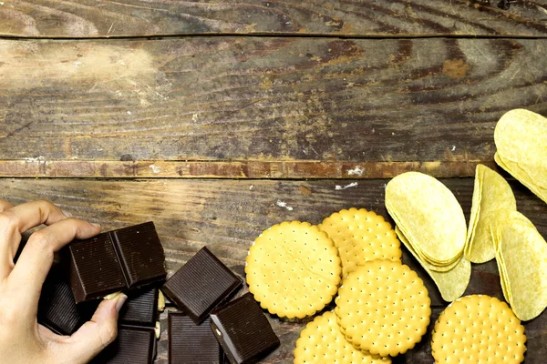Mujer Mano Sosteniendo Una Barra Chocolate Galletas Barras Chips Mesa —  Fotos de Stock