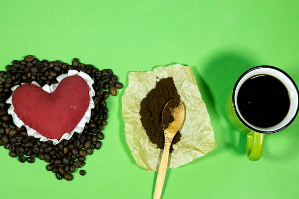 红心与烤咖啡豆粉和杯子放在木桌上 爱喝咖啡的概念 — 图库照片