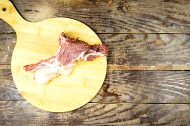 Tahta Kesme Tahtasında Çiğ Kuzu Pirzolası 