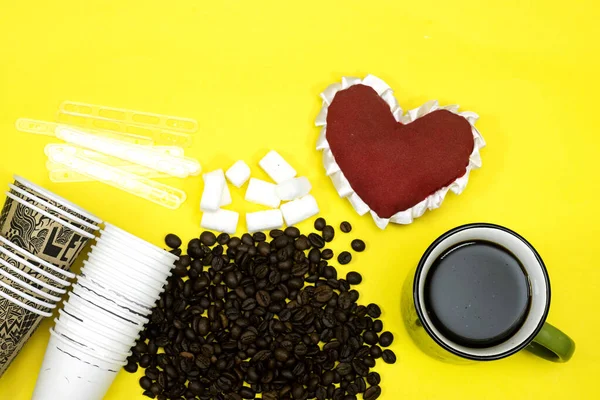 Roasted Coffee Beans Powder Disposable Cups Sugar Heart Shape Yellow — Foto de Stock