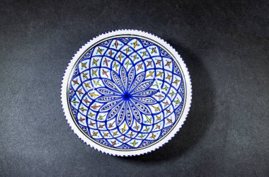 Tabakta pürüzsüz renkli desen var. Klasik dekoratif unsur. Türkçe el çizimi desen. İslam, Arapça, Hintçe, sedir motifi 