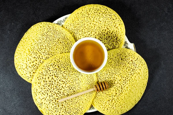 Moroccan Algerian Pancakes Named Baghrir Arabic Honey Syrup Bowl — Fotografia de Stock