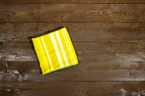 Κίτρινη Και Μπεζ Χαρτοπετσέτα Καρό Απομονωμένη Ξύλινο Τραπέζι — Φωτογραφία Αρχείου
