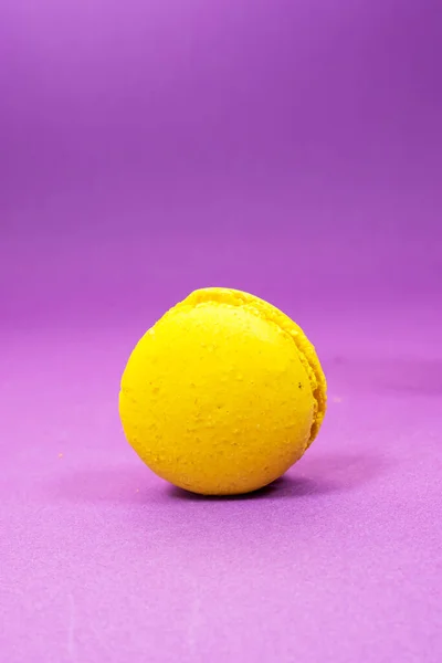 French Yellow Macaron Cookie Isolated Purple Background — Stockfoto