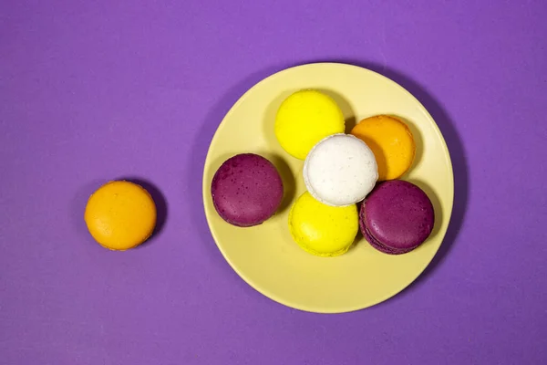 French Macaron Cookies Yellow Plate Isolated Purple Background — Foto de Stock