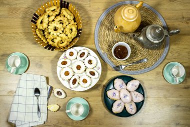 Ramazan Bayramı 'nız kutlu olsun, Doğu Cezayir tatlı kurabiyeleri Fransız sablinde kayısı reçeli ve Kaak of tlemcen Arapça ve diğer kurabiyelerin adı Halwat tabaa veya torno.