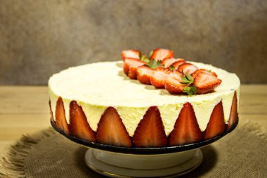 Çilekli ve vanilyalı kek Fransız dilinde Fraisier adında tatlı bir Fransız yemeği.