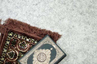 Kuran 'ın Arapça anlamı olan kutsal Kur' an 'ı ve Ramazan ayı için oruç tutarak namaz kılın. 