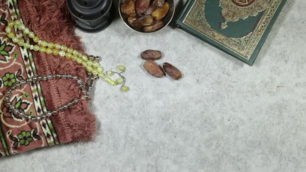Sierlijke Zwarte Rozenkrans Gebedsmat Ramadan Kareem Wenskaart Ramadan Mubarak Vertaald — Stockvideo