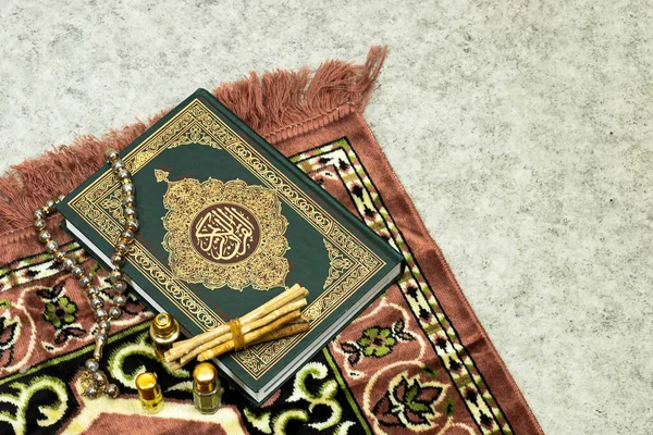 Mawlid Nabi Ramadán Concepto Eid Linterna Con Sagrado Corán Con —  Fotos de Stock