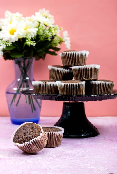 Domácí Čokoládové Muffiny Stojánkovém Dortu Květinovou Vázou — Stock fotografie