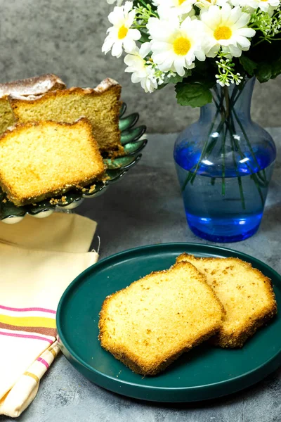 Homemade Pound Cake Daisy Flowers Wood Table — Stock Photo, Image