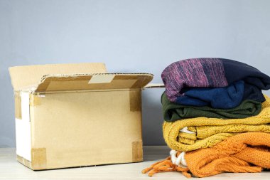 Savaş mağdurlarının bağışlanması, toplanması ve desteklenmesi, insanlara yardım edilmesi ve yardım edilmesi için kullanılmış giysilerle dolu bir kutu.