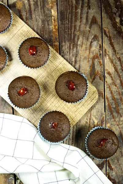 Yapımı Çikolatalı Fındıklı Çörekler Ahşap Masada Kirazla Süslenmiş — Stok fotoğraf