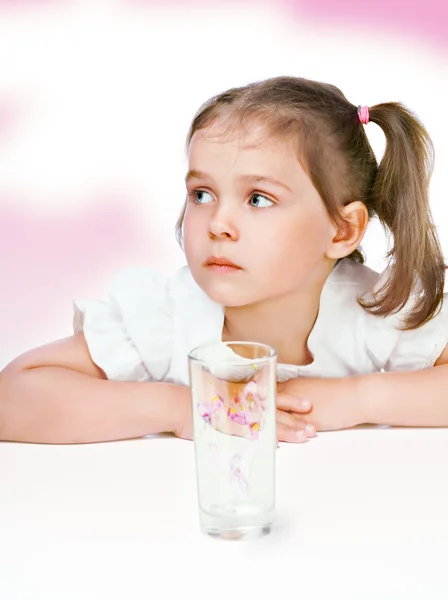 Portrait of a beautiful young girl — Stock Photo, Image