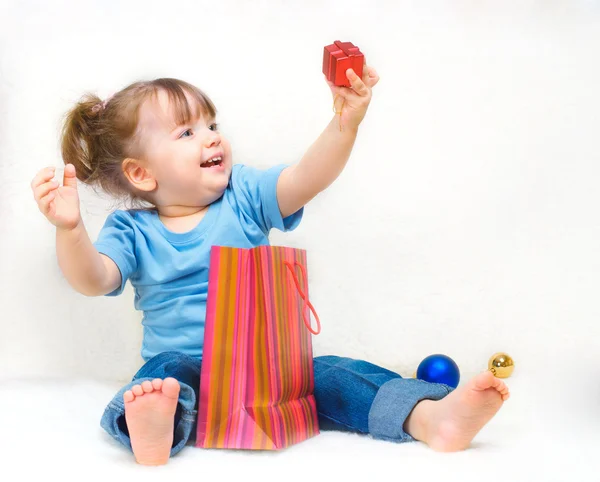 Portret van een mooi meisje met een cadeau — Stockfoto