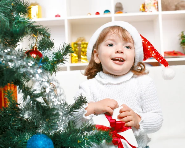 Menina bonita vestida com um chapéu de Papai Noel Imagem De Stock