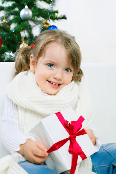 Schöne Mädchen in einem Weihnachtsmann-Hut gekleidet — Stockfoto