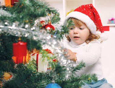 bir santa claus şapka giymiş güzel kız