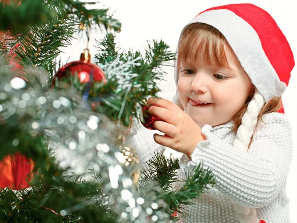 Vacker flicka klädd i en jultomten hatt — Stockfoto