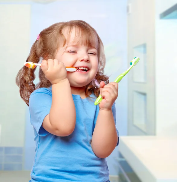 Chica cepillándose los dientes Fotos de stock