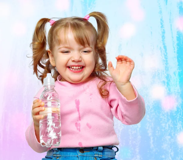 Bir neşeli küçük kız içme suyu bir şişe portresi — Stok fotoğraf