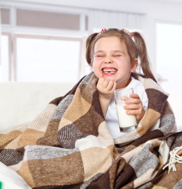 güzel kız süt içiyor