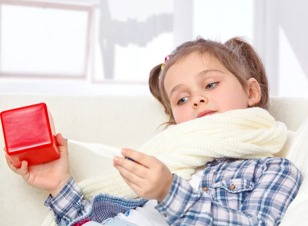 Porträt eines kranken Mädchens mit Thermometer — Stockfoto