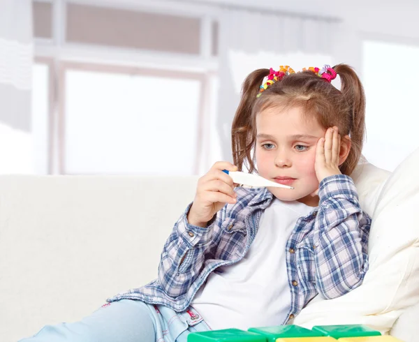 Retrato de uma menina doente segurando um termômetro — Fotografia de Stock