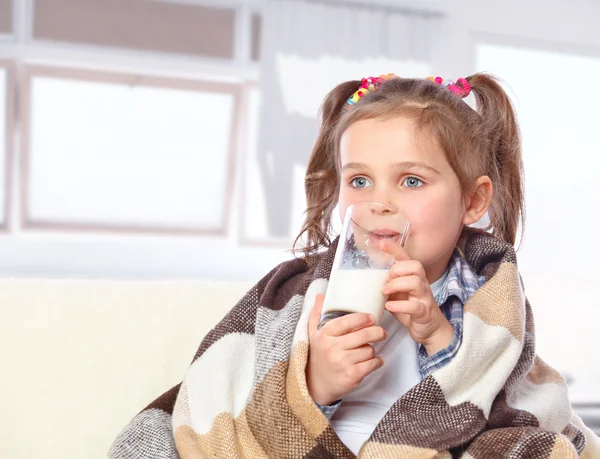 Menina bonita beber leite — Fotografia de Stock