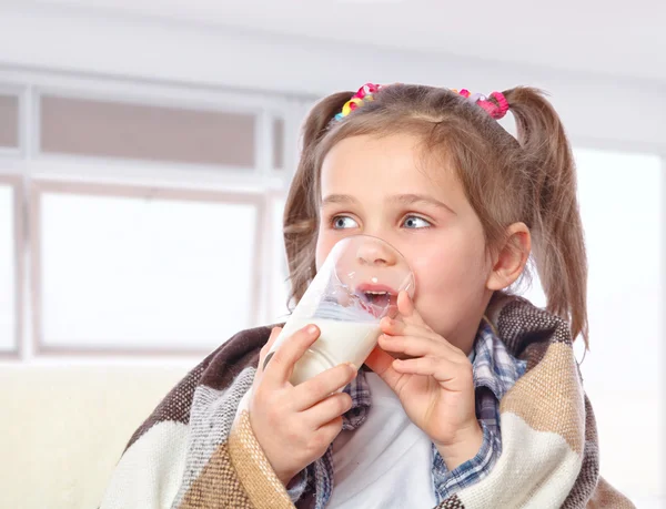 美丽的女孩喝牛奶 — 图库照片