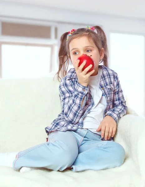 Lilla flickan äta äpplen — Stockfoto
