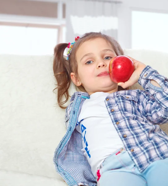 Little girl eating apples — Stock Photo, Image