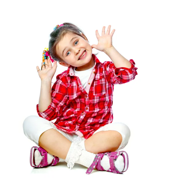 Porträt eines fröhlichen Mädchens, das isoliert auf dem Boden sitzt — Stockfoto