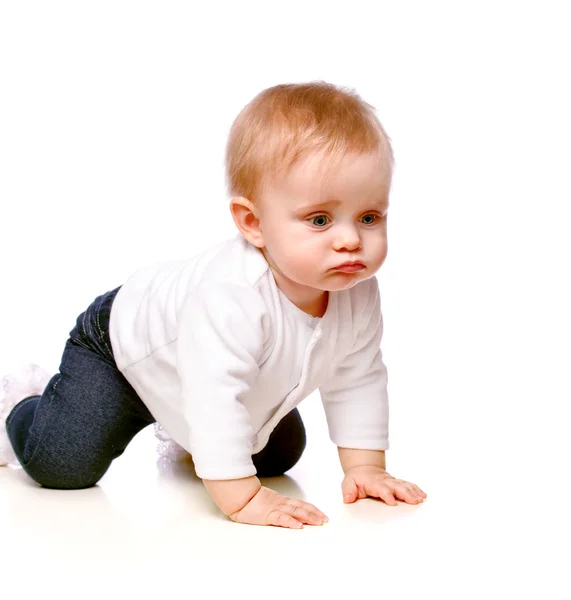 Porträt eines kleinen Kindes, die Zunge hängt heraus — Stockfoto