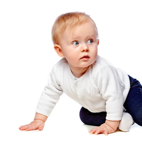 Retrato de un niño pequeño acostado en una cama — Foto de Stock