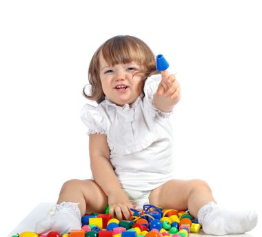 güzel kız beyaz zemin üzerinde oyuncaklar ile oynama