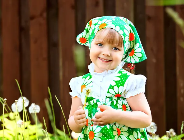 Portret dziewczynki, która trzyma dandelion — Zdjęcie stockowe