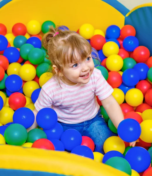 Niña jugando en las bolas de la piscina —  Fotos de Stock