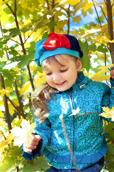 Portrait d'une petite fille tenant un bouquet de feuilles — Photo