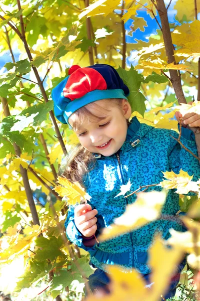 Portrait of a little girl holding a bunch of leaves — Stock Photo, Image