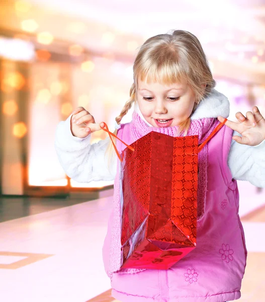 Klein meisje die een zak van winkelen — Stockfoto