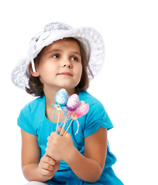 Retrato de una niña pequeña sosteniendo huevos de Pascua, vacaciones, Pascua — Foto de Stock