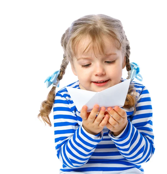 Πορτρέτο ενός μικρού κοριτσιού που κρατά ένα χάρτινο καραβάκι σε ένα λευκό έκφραση Royalty Free Φωτογραφίες Αρχείου