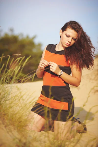 Dívka na písku — Stock fotografie