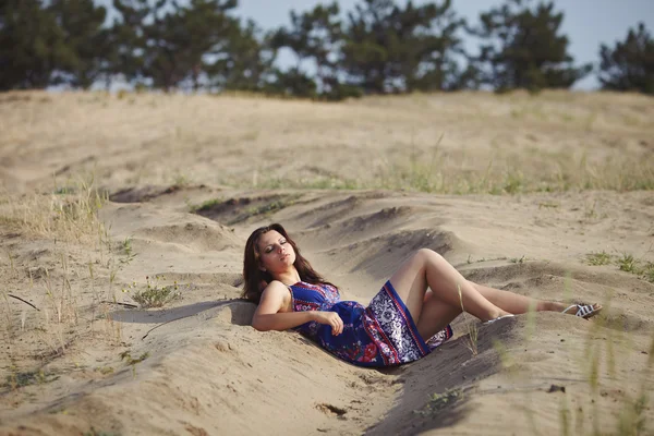 Meisje op zand — Stockfoto