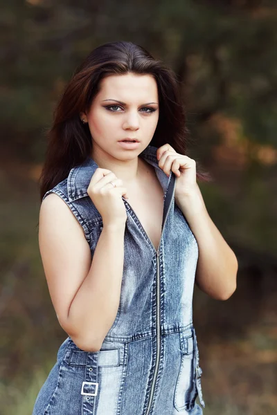 Meisje in een jean zon-jurk — Stockfoto