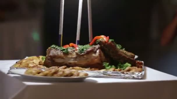 La porción de plato está en un restaurante — Vídeo de stock