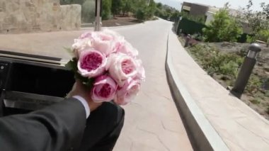 bir buket ile gidiş damat