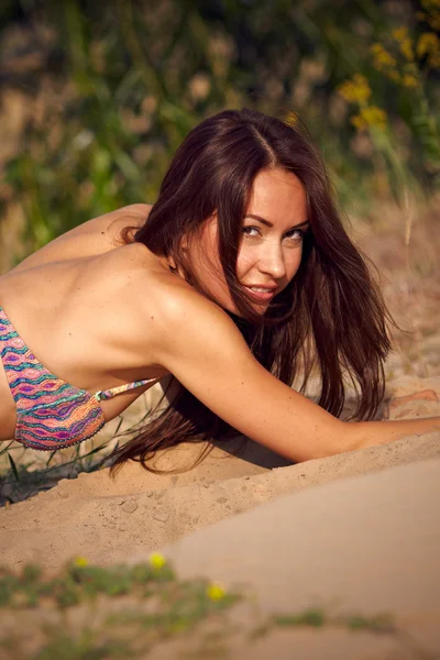 Vacker flicka i en bikini. — Stockfoto